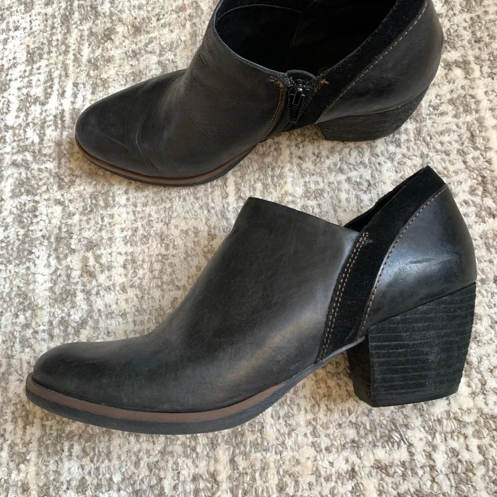 Korks Women Black Leather Ankle Booties Suede‎ Accent Block Heel Q43103 Size 9M